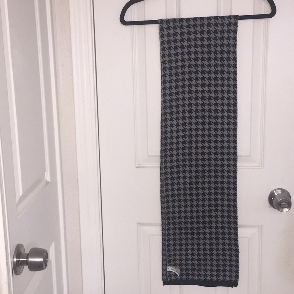 NWOT Calvin Klein Houndstooth Black and Gray Scarf